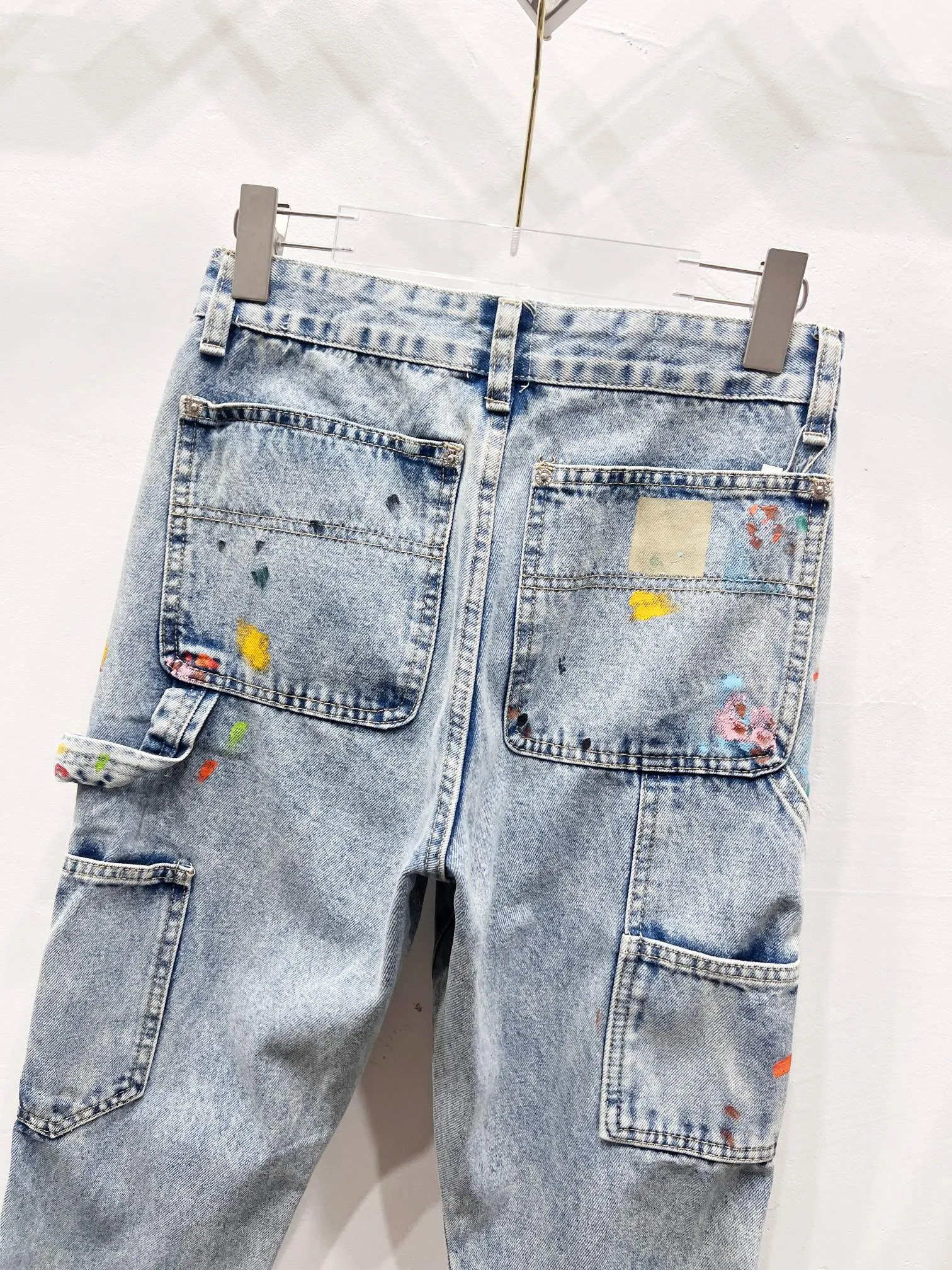 P250 Style number: (c087) Gallery Dept #LA FLARE CARPENTER PANTS Roddy Ricch's same style ink wash flared overalls blue. Styles with different wash textures, very friendly to people with thin legs and thick legs. The straight version is very flattering to the leg shape. Moderate length that never goes out of style, easy to match with casually, basic styling for various styles, a must-have in the wardrobe! The fabric is stiff but also makes the upper body soft without losing texture. The washing process is even more perfect. It is a must-have item for everyone! ! ! Washed wheat, hang tag, pants label, three labels complete Size: 28-30-32-34-36 Color: blue